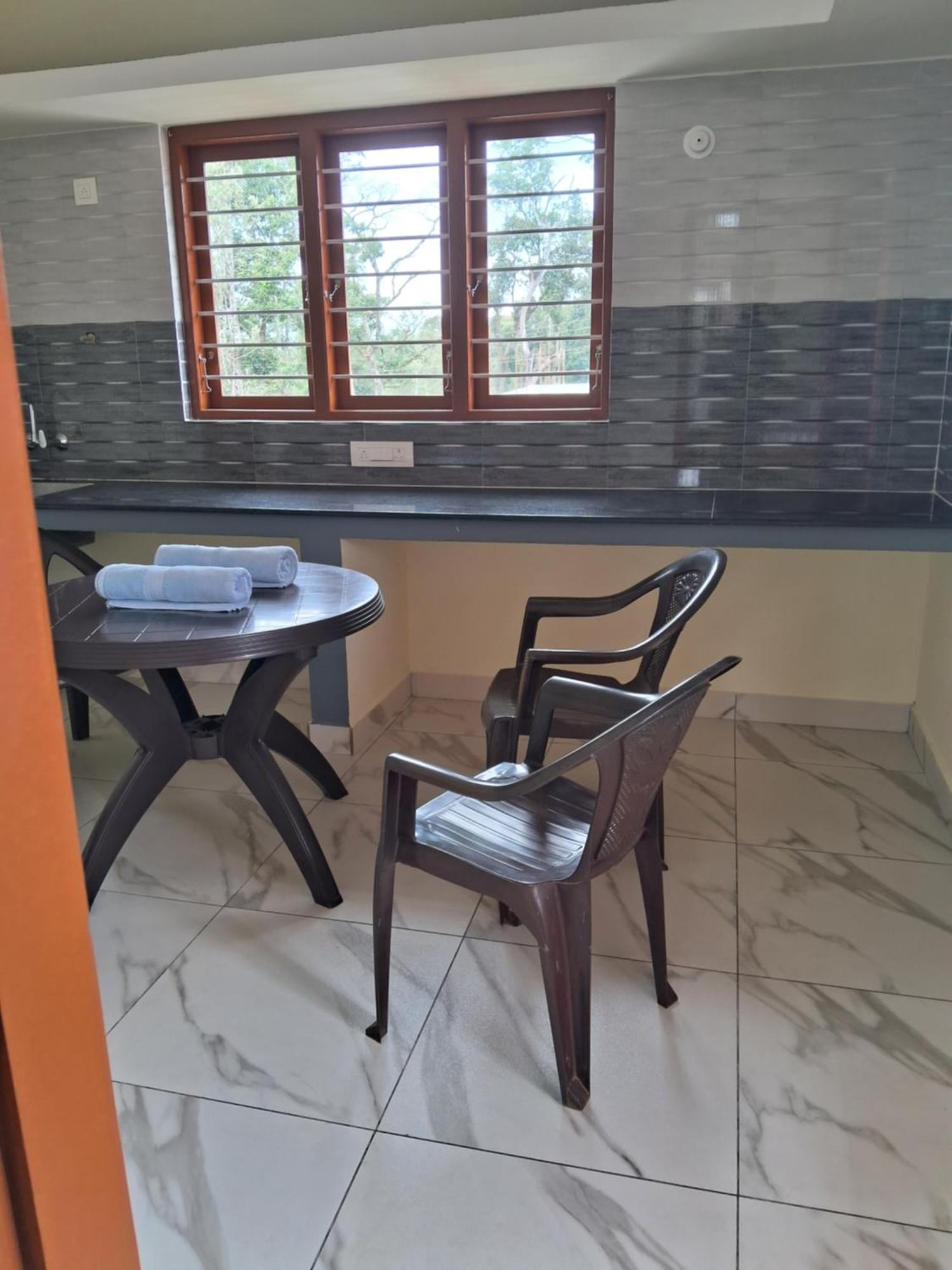 מדיקרי Coorg Teakwood Treasure Homestay מראה חיצוני תמונה